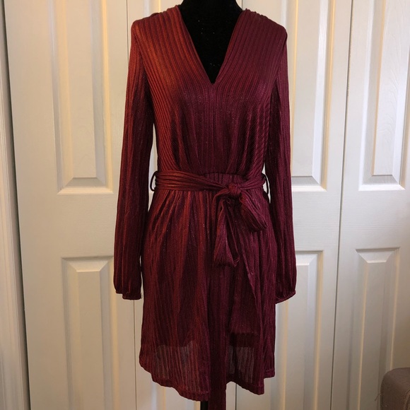 VICI Luxurious shimmer burgundy tie dress - Picture 5 of 12